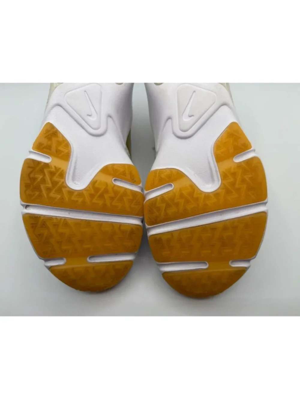 Nike Legend Essential 2 Trainers Women Size 7.5 Platinum Tint/Metallic Gold Star